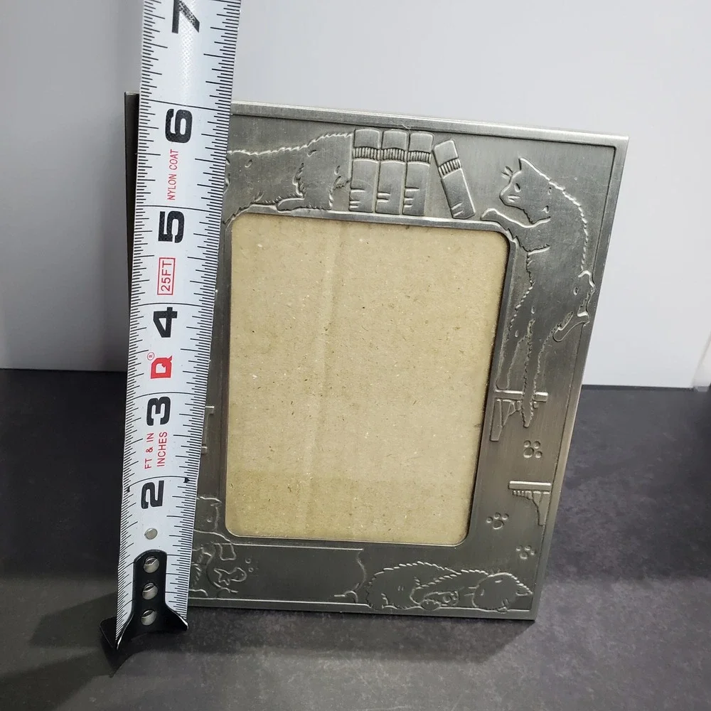 Pewter Cat Picture Frame|Embossed Kittens w/‎ Books & Yarn|Free Standing 3.5